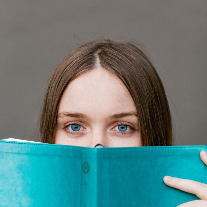 étudiante derrière un livre
